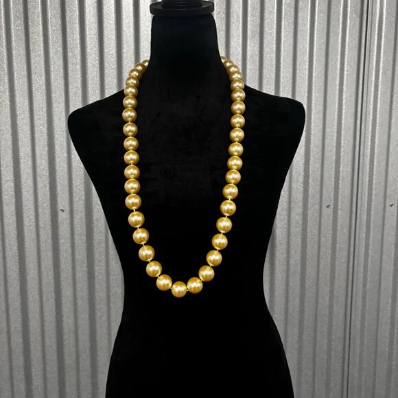 Ann Taylor Faux Pearl Statement Necklace Gold Beads NWT - Picture 2 of 13